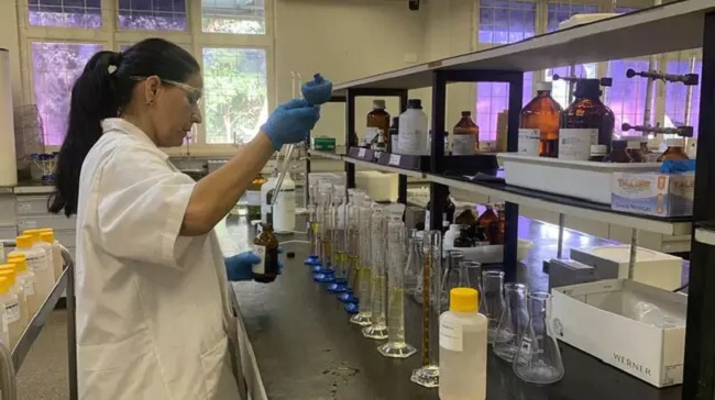 Amostras de água coletadas em rios passam por exames nos laboratórios. (Foto: Imasul)