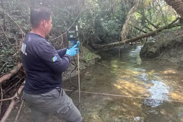 Coleta no Córrego Bonito, que sofre impactos por cortar área urbana de Bonito. (Foto: Imasul)